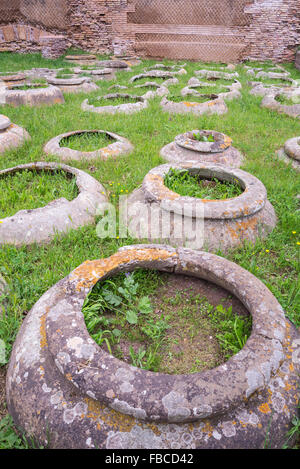 Détails de l'ancienne cité romaine de bocaux de stockage au sol. Site archéologique de la vieille ville d'Ostie, Rome, Italie. Banque D'Images