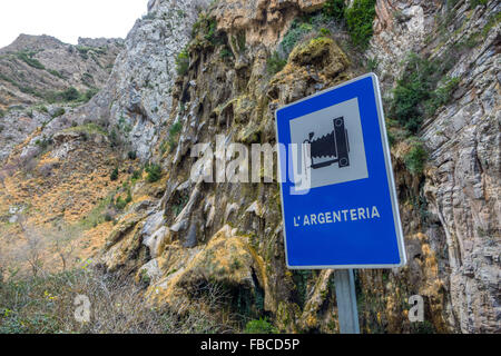 L'Argenteria rock formation, Collegats sur la gorge de la rivière Noguera, avec appareil photo bleu signe touristique Banque D'Images