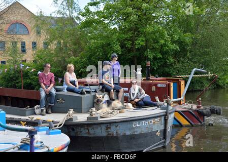 Un groupe de personnes de vous détendre sur le pont d'une péniche, Grand Union Canal, Rickmansworth Banque D'Images