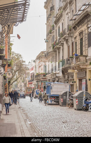 BUENOS AIRES, ARGENTINE, Août - 2015 - aménagement des lieux à une journée d'hiver dans la rue de San Telmo, un lieu touristique traditionnel en th Banque D'Images