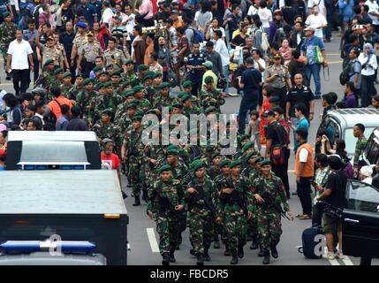 Jakarta, Indonésie. 14 Jan, 2016. L'Indonésie arrive armée à la suite d'une attaque terroriste. L'État islamique a revendiqué l'attentat qui a tué deux personnes et cinq terroristes qui ont des liens à la police croit qu'un combattant en Syrie. L'attentat-suicide et de coups de feu a eu lieu sur Jl Thamrin, entre un café Starbucks et un poste de police au milieu d'une intersection achalandée. © Jeff Bélier/ZUMA/Alamy Fil Live News Banque D'Images