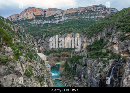 En vue de la gorge de barrage à travers la gorge de la rivière Noguera, Catalunya, Espagne Banque D'Images