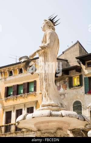 La Fontana di Madonna à Vérone (du 1er siècle) sur le Piazze delle Erbe à Vérone, Italie Banque D'Images