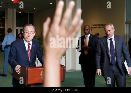 (160114) -- NEW YORK, 14 janvier 2016 (Xinhua) -- Le secrétaire général des Nations Unies Ban Ki-moon (L) répondre aux questions sur la conférence de presse à la suite de son exposé à l'Assemblée générale sur ses priorités pour 2016 au siège des Nations Unies à New York, 14 janvier 2016. L'une des plus grandes priorités de l'interdiction pour 2016 sera de descendre à un début rapide la mise en œuvre de l'Agenda 2030 du développement durable et de l'Accord de Paris sur le changement climatique. Ce sont les deux hautes réalisations de 2015, Ban a déclaré aux journalistes après son discours de l'Assemblée générale. (Xinhua/Muzi Li) Banque D'Images