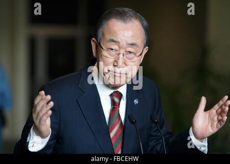 (160114) -- NEW YORK, 14 janvier 2016 (Xinhua) -- Le secrétaire général des Nations Unies Ban Ki-moon rencontre la presse à la suite de son exposé à l'Assemblée générale sur ses priorités pour 2016 au siège des Nations Unies à New York, 14 janvier 2016. L'une des plus grandes priorités de l'interdiction pour 2016 sera de descendre à un début rapide la mise en œuvre de l'Agenda 2030 du développement durable et de l'Accord de Paris sur le changement climatique. Ce sont les deux hautes réalisations de 2015, Ban a déclaré aux journalistes après son discours de l'Assemblée générale. (Xinhua/Muzi Li) Banque D'Images