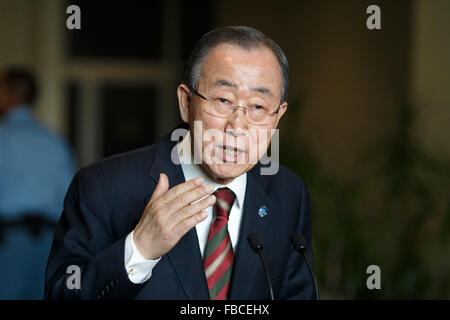 (160114) -- NEW YORK, 14 janvier 2016 (Xinhua) -- Le secrétaire général des Nations Unies Ban Ki-moon rencontre la presse à la suite de son exposé à l'Assemblée générale sur ses priorités pour 2016 au siège des Nations Unies à New York, 14 janvier 2016. L'une des plus grandes priorités de l'interdiction pour 2016 sera de descendre à un début rapide la mise en œuvre de l'Agenda 2030 du développement durable et de l'Accord de Paris sur le changement climatique. Ce sont les deux hautes réalisations de 2015, Ban a déclaré aux journalistes après son discours de l'Assemblée générale. (Xinhua/Muzi Li) Banque D'Images