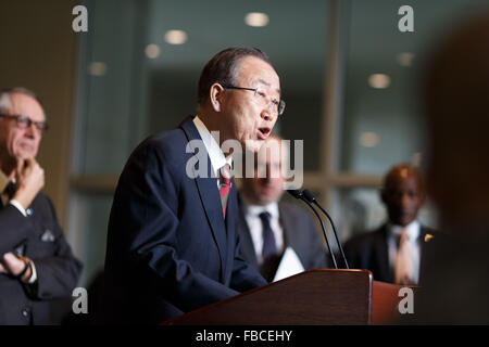 (160114) -- NEW YORK, 14 janvier 2016 (Xinhua) -- Le secrétaire général des Nations Unies Ban Ki-moon rencontre la presse à la suite de son exposé à l'Assemblée générale sur ses priorités pour 2016 au siège des Nations Unies à New York, 14 janvier 2016. L'une des plus grandes priorités de l'interdiction pour 2016 sera de descendre à un début rapide la mise en œuvre de l'Agenda 2030 du développement durable et de l'Accord de Paris sur le changement climatique. Ce sont les deux hautes réalisations de 2015, Ban a déclaré aux journalistes après son discours de l'Assemblée générale. (Xinhua/Muzi Li) Banque D'Images