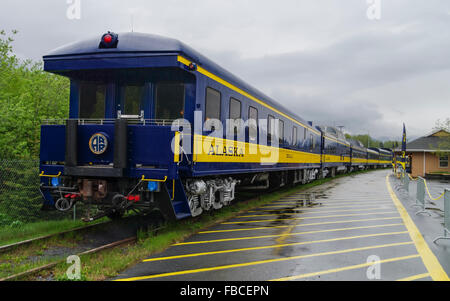 Alaska Railroad train arr dans la livrée jaune et bleu sur l'image, vu de l'extrémité du train, à Seward depot, Seward, Alaska, USA. Banque D'Images