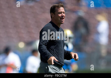 L'entraîneur-chef Jim Mora de l'UCLA Bruins se dresse sur le terrain avant le match contre les Virginia Cavaliers au Rose Bowl sur Banque D'Images