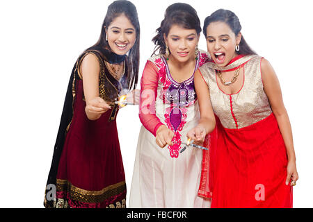 3 jeunes indiens amis Womans diwali jouer Fire Cracker Banque D'Images