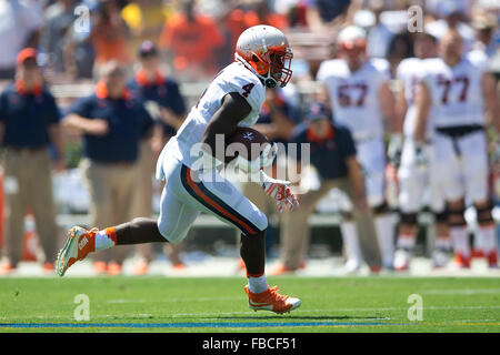 Taquan running back Mizzell # 4 de la Virginia Cavaliers se précipite sur le terrain jusqu'à l'encontre de la UCLA Bruins au cours du premier trimestre à Banque D'Images