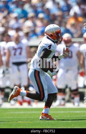 Taquan running back Mizzell # 4 de la Virginia Cavaliers se précipite sur le terrain jusqu'à l'encontre de la UCLA Bruins au cours du premier trimestre à Banque D'Images