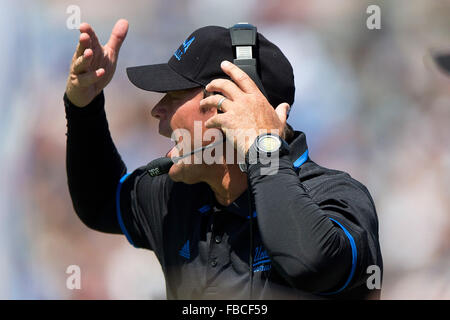 L'entraîneur-chef Jim Mora de l'UCLA Bruins se tient à l'écart pendant le premier trimestre contre le Virginia cavaliers à la Banque D'Images