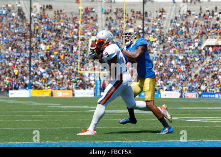 Wide receiver Canaan Severin # 9 de la Virginia Cavaliers attrape un court passage de la ligne de but en face d'arrière défensif Banque D'Images