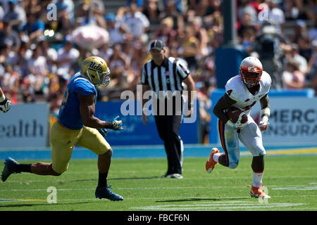 Taquan running back Mizzell # 4 de la Virginia Cavaliers se précipite, champ passé linebacker Kenny Young # 42 de l'UCLA Bruins Banque D'Images