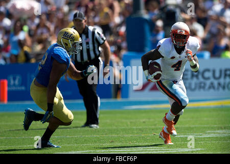 Taquan running back Mizzell # 4 de la Virginia Cavaliers se précipite, champ passé linebacker Kenny Young # 42 de l'UCLA Bruins Banque D'Images