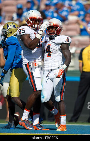 Taquan running back Mizzell # 4 de la Virginia Cavaliers est félicité par le receveur Keeon Johnson # 85 après avoir marqué un Banque D'Images