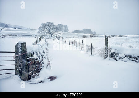 Voir de la neige jusqu'ravissants Spencer Lane vers l'ancienne chambre, près de Hebden Bridge dans le West Yorkshire en Angleterre. Banque D'Images