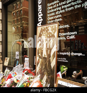 New York, USA. 14 Jan, 2016. Mémorial pour David Bowie en dehors de son appartement de New York. Credit : Valery Rizzo/Alamy Live News Banque D'Images