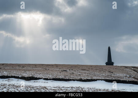 Une vue de l'hiver Stoodley Pike monument, au-dessus de Todmorden dans West Yorkshire. Banque D'Images