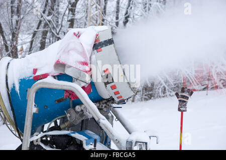 Machine à Neige Neige produisant pour une station de ski de la pulvérisation sur l'exécuter ou piste pour améliorer les conditions de ski, side view Banque D'Images