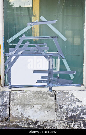 Une fenêtre qui a été brisé et enregistré jusqu' Banque D'Images