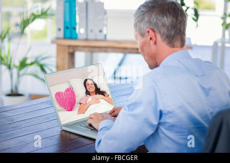 Image composite de femme couchée dans son lit à côté d'un coeur rose Banque D'Images