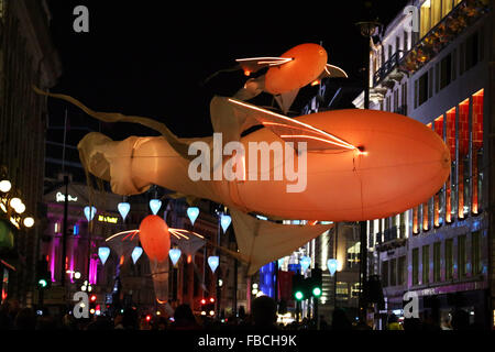 Londres, Royaume-Uni. 14 janvier 2016. Les poissons volants par Lumineoles porte par le vent dans Piccadilly, une partie de la lumiere Festival de Londres. Les foules affluent à la première nuit de lumiere London Festival 2016 en tant que lumière d'installations artistiques ont été dévoilés. Crédit : Paul Brown/Alamy Live News Banque D'Images