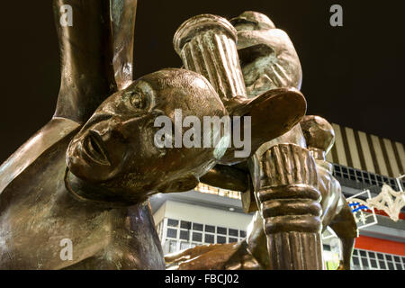 La nuit gros plan des succès sportifs statue en Essex. Sculpté par Martin Williams et dévoilé en 1998. Banque D'Images