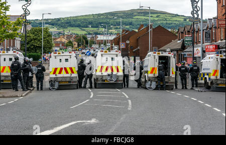 Une ligne de Land rovers PSNI bloqué un chemin Belfast au cours de l'émeute. Banque D'Images