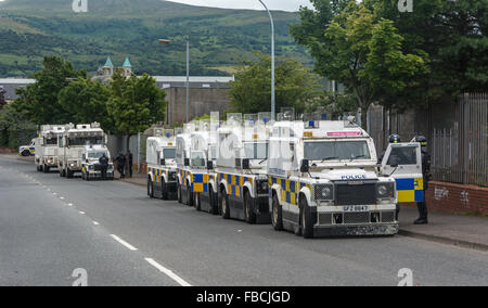 Ligne de blindés PSNI landrovers se préparer à peine en Amérique du Belfast Banque D'Images