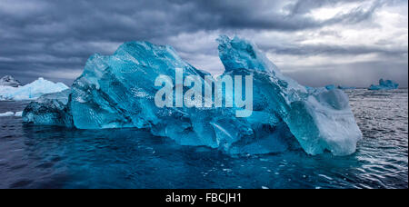 Blue Ice Iceberg dans l'Antarctique Banque D'Images