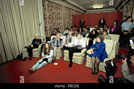 Washington, DC., USA, 31 janvier, 1993 Le président William Jefferson Clinton regarde le Superbowl dans la famille film théâtre de la Maison Blanche. Avec lui sont la L-R Gouverneur du Texas Ann Richards Le Président Clinton, gouverneur de New York, Mario Cuomo. Assis en face du président est sa fille Chelsea tenant son chat Crédit : Mark Reinstein Socks Banque D'Images