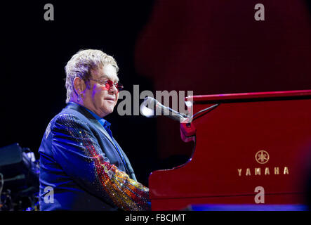 Elton John en concert Banque D'Images