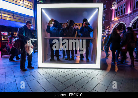 Londres, Royaume-Uni. 14 janvier, 2016. Jardin de lumière par TILT dans Leicester Square - Londres Lumiere : le "plus grand festival lumière' de l'histoire de frapper la capitale. Produit par l'Artichaut et soutenu par le maire de Londres, pour quatre soirs en janvier une foule d'artistes internationaux illuminent la ville de 6h30 à 22h30 chaque soir. Architecture iconique a été transformée avec des projections 3D, installations interactives et d'autres œuvres extraordinaire lumière. Crédit : Guy Bell/Alamy Live News Banque D'Images