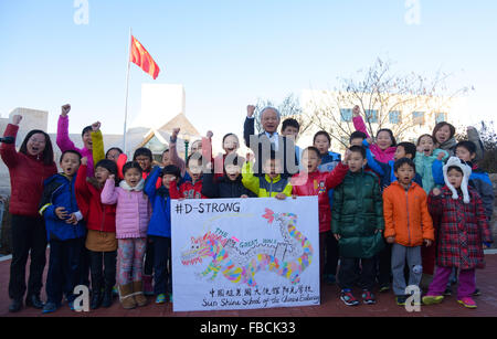 Washington, DC, USA. 14 Jan, 2016. L'ambassadeur chinois à l'United States Cui Tiankai (C) et les enfants de diplomates chinois envoyer leurs vœux à Dorian Murray, un garçon atteint de cancer, à l'ambassade de Chine à Washington, DC, la capitale des États-Unis, 14 janvier 2016. © Bao Dandan/Xinhua/Alamy Live News Banque D'Images