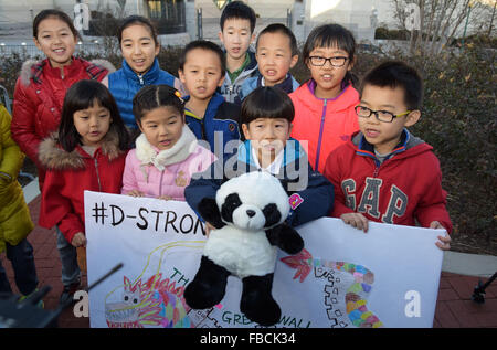 Washington, DC, USA. 14 Jan, 2016. Les enfants de diplomates chinois envoyer leurs vœux à Dorian Murray, un garçon atteint de cancer, à l'ambassade de Chine à Washington, DC, la capitale des États-Unis, 14 janvier 2016. © Bao Dandan/Xinhua/Alamy Live News Banque D'Images