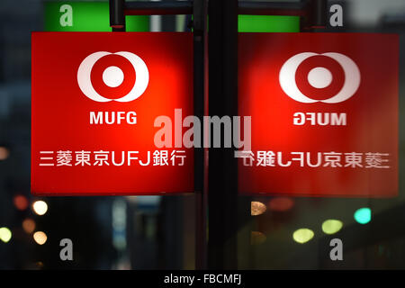 Un panneau de la Bank of Tokyo-Mitsubishi UFJ est vu le 14 janvier 2016 à Tokyo, Japon. Mitsubishi UFJ Financial Group Inc., première banque Japans, a accepté d'acheter une participation de 20  % dans la banque Philippine Sécurité prêteur Corp. pour l'équivalent de 773 millions de dollars alors qu'il continue sa poussée d'outre-mer. MUFG gagne déjà plus d'outre-mer que c'est les rivaux et le déménagement devrait conduire à davantage de croissance en Asie. © Ito Shingo/AFLO/Alamy Live News Banque D'Images