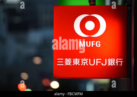 Un panneau de la Bank of Tokyo-Mitsubishi UFJ est vu le 14 janvier 2016 à Tokyo, Japon. Mitsubishi UFJ Financial Group Inc., première banque Japans, a accepté d'acheter une participation de 20  % dans la banque Philippine Sécurité prêteur Corp. pour l'équivalent de 773 millions de dollars alors qu'il continue sa poussée d'outre-mer. MUFG gagne déjà plus d'outre-mer que c'est les rivaux et le déménagement devrait conduire à davantage de croissance en Asie. © Ito Shingo/AFLO/Alamy Live News Banque D'Images