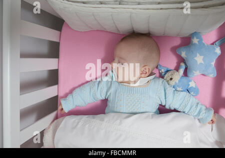 Quatre mois à dormir bébé garçon couché dans un lit bébé. Vue aérienne Banque D'Images