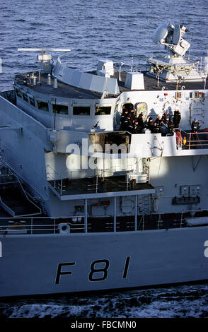 Le Type 23 frégate HMS Sutherland au cours d'une reconstitution en cours avec demandes Fort Victoria Banque D'Images