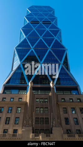 La Hearst Tower sur la 8e Avenue à New York avec l'architecture art déco d'origine et une tour moderne à ajouter. Banque D'Images