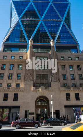 La Hearst Tower sur la 8e Avenue à New York avec l'architecture art déco d'origine et une tour moderne à ajouter. Banque D'Images
