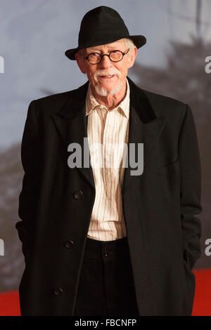 Londres, Royaume-Uni. 14 janvier 2016. Sir John Hurt assiste à la première UK de 'l' Empire revenant à Leicester Square, le 14 janvier 2016 à Londres, en Angleterre. Crédit : Images éclatantes/Alamy Live News Banque D'Images