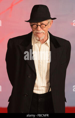 Londres, Royaume-Uni. 14 janvier 2016. Sir John Hurt assiste à la première UK de 'l' Empire revenant à Leicester Square, le 14 janvier 2016 à Londres, en Angleterre. Crédit : Images éclatantes/Alamy Live News Banque D'Images