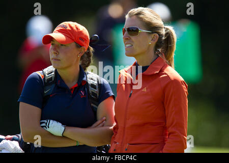 Le 8 mai 2010, Stanford, CA, USA ; Virginia Cavaliers Calle Nielson (à gauche) avec l'entraîneur-chef Kim Lewellan (à droite) pendant la dernière Banque D'Images