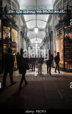 Londres, Royaume-Uni. 14 janvier 2016. 'Je n'ai pas changé d'avis depuis mille ans" par Beth J Ross dans la Piccadilly Arcade. Le travail fait partie de lumière Londres, une nouvelle grande fête des lumières qui a commencé aujourd'hui pour être tenu plus de quatre soirées et avec des artistes qui travaillent avec la lumière. L'événement est produit par l'Artichaut et soutenu par le maire de Londres. Crédit : Stephen Chung / Alamy Live News Banque D'Images