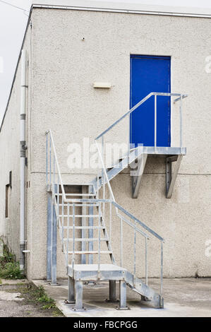 Étapes de métal sur l'extérieur d'un bâtiment en pierre en Ecosse Banque D'Images