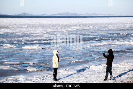 Dalian, province de Liaoning en Chine. 13 Jan, 2016. Les touristes de prendre des photos par la mer gelée à l'Xiajiahezi plage de baignade à Dalian, Liaoning Province du nord-est de la Chine, 13 janvier 2016. © Wang Hua/Xinhua/Alamy Live News Banque D'Images