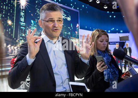 Detroit, Michigan - Michael Horn, président et directeur général de Volkswagen Group of America, s'adresse aux journalistes au Detroit Auto Show Banque D'Images